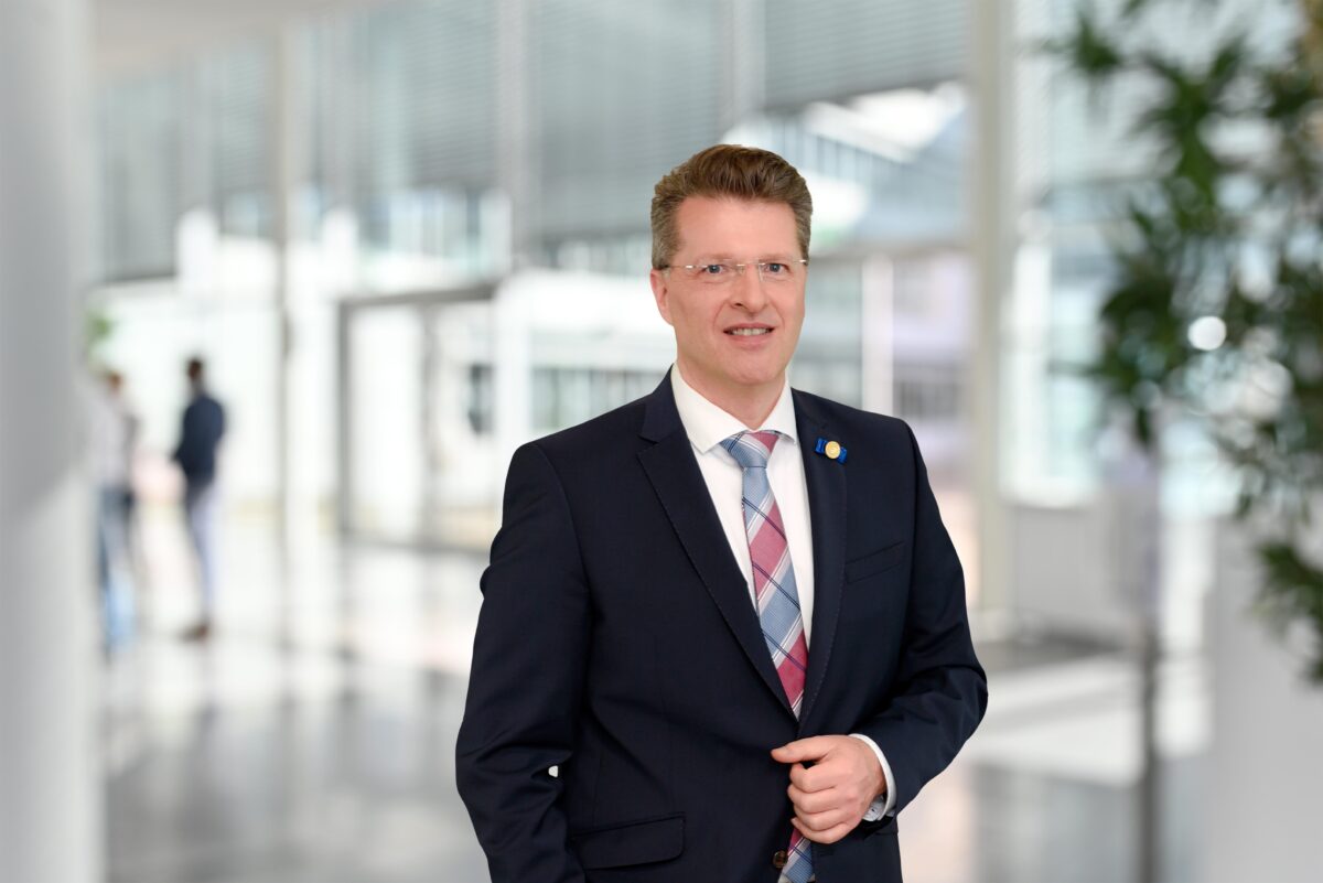 VDI-Präsident Univ.-Prof. Dr.-Ing. Lutz Eckstein Pressefoto mit Krawatte