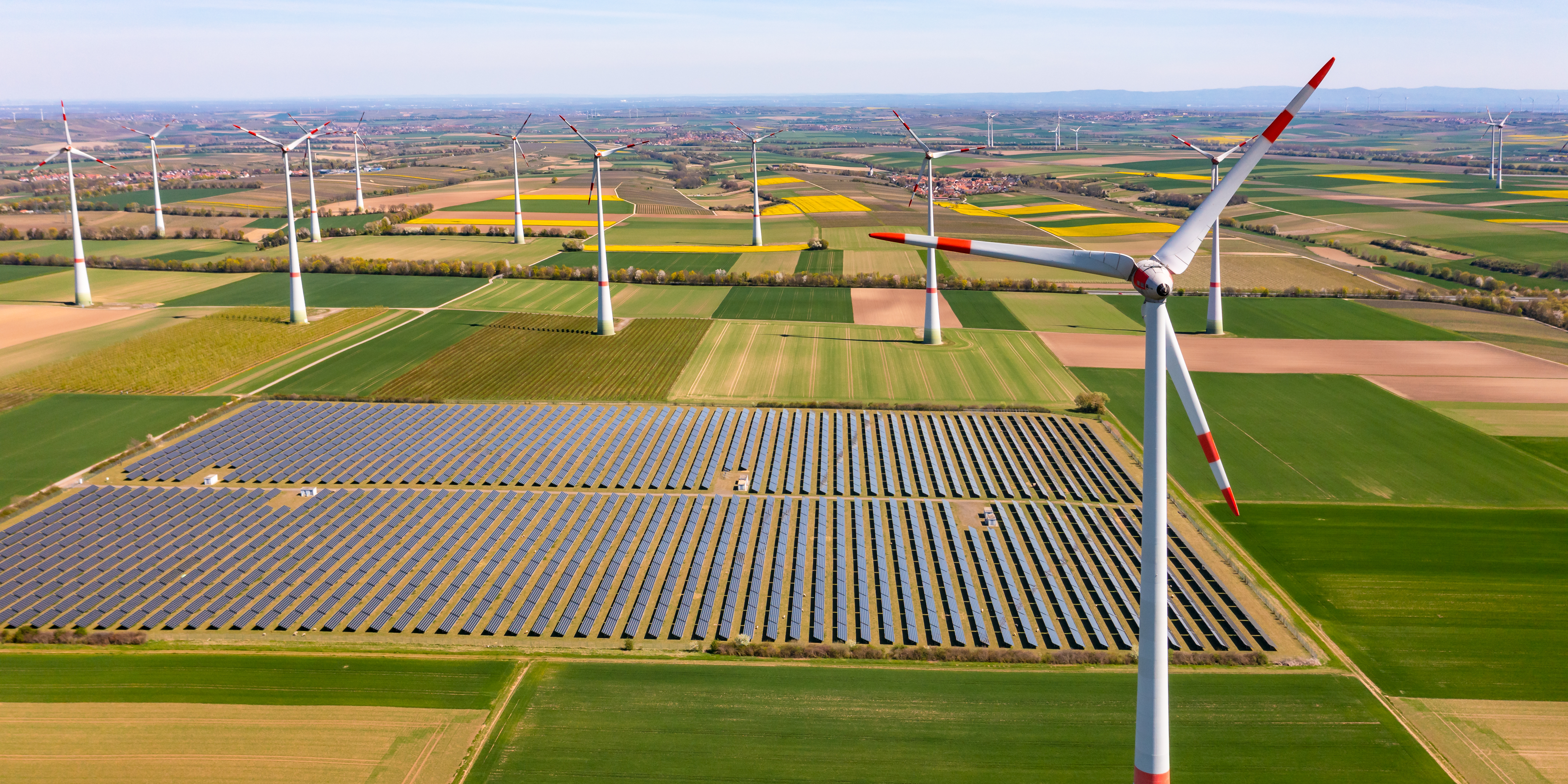 Wind und Solar führen erstmals gemeinsam den deutschen Strommix an