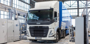 Boxenstopp für den Batteriewechsel bei einem Batterie-Lkw.