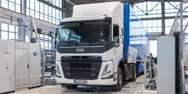 Boxenstopp für den Batteriewechsel bei einem Batterie-Lkw.