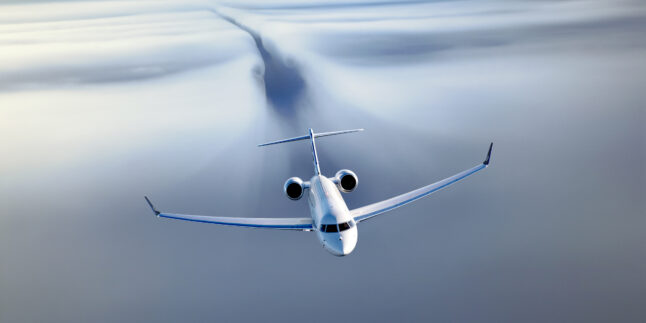 Bombardier Global 8000 im Flug mit Kondensstreifen – schnellstes Zivilflugzeug der Welt