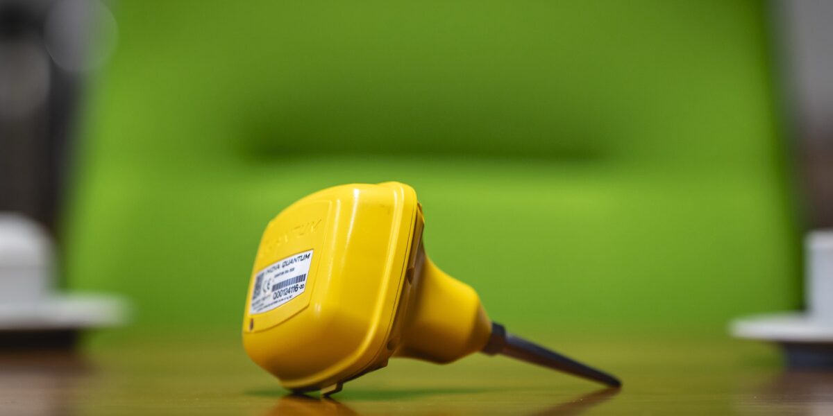 Etwa 19 000 solcher Geophone werden im Zuge eines großräumigen Erkundungsprojekts ausgelegt. Foto: Stadtwerke Erfurt/Jacob Schröter
