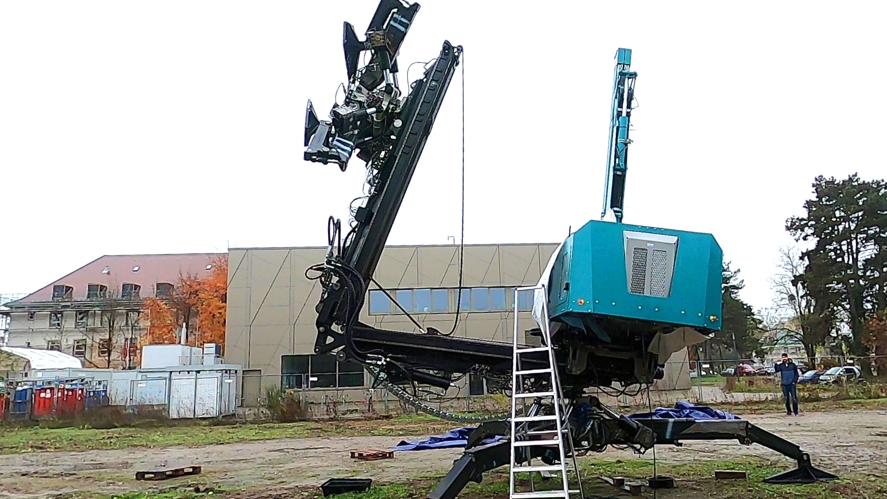 Die Schreitbewegung entsteht durch das Einklappen, Drehen und Absetzen der freien Brückenhälfte an neuer Position. Die Waldarbeit wird vom Oberwagen aus erledigt. Hat der Wagen das gegenüberliegende Ende der Brücke erreicht, wiederholt sich die Klapp-, Dreh- und Positionierungsbewegung. Foto: KIT/Sebastian Beiser