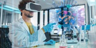Ein Wissenschaftler in weißem Laborkittel und mit VR-Brille arbeitet in einem Labor und bedient eine holografische 3D-Darstellung eines Virus bzw. Bakteriums, umgeben von digitalen Analyse- und Datenanzeigen; im Vordergrund stehen Laborgeräte wie Reagenzgläser und ein Kolben.