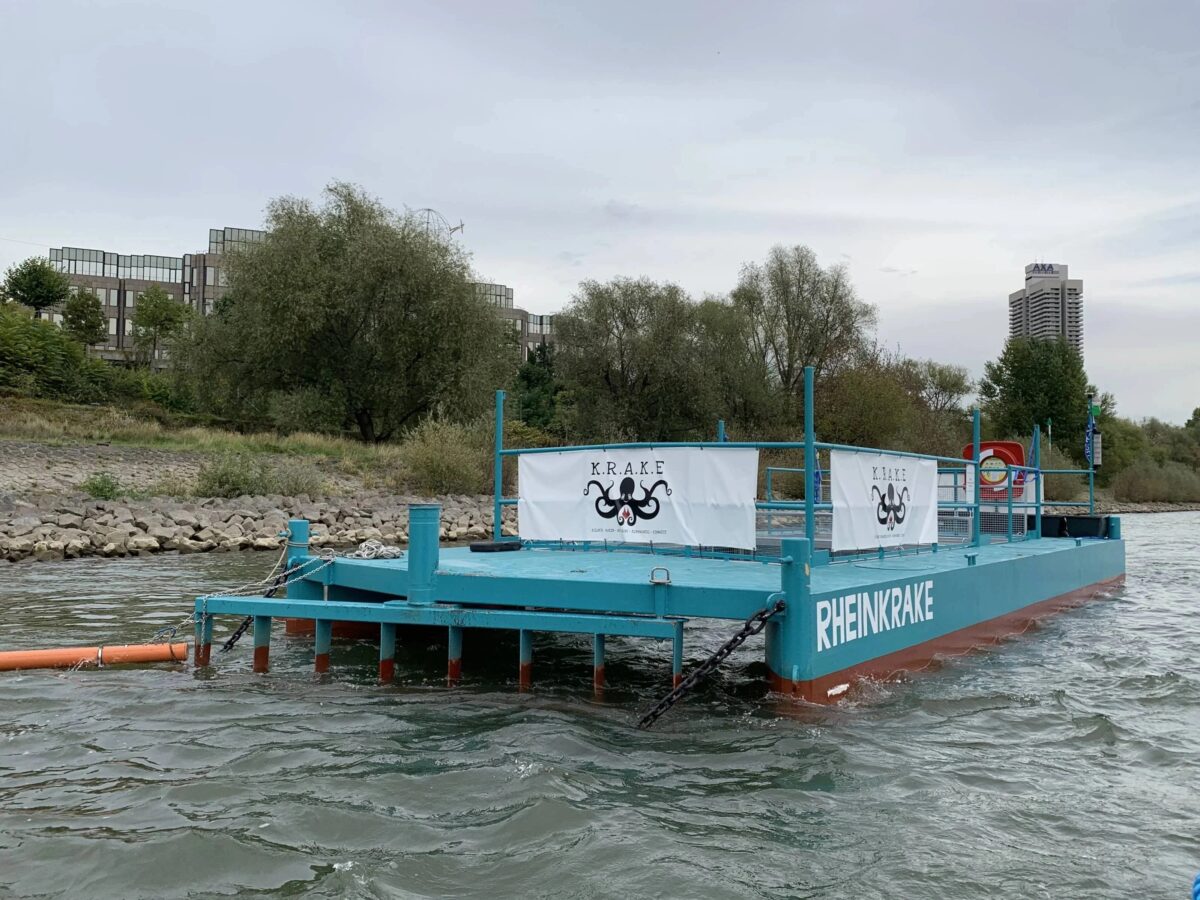 Auf Müllfang: Die Rheinkrake vor Köln sammelt Müll aus dem Rhein