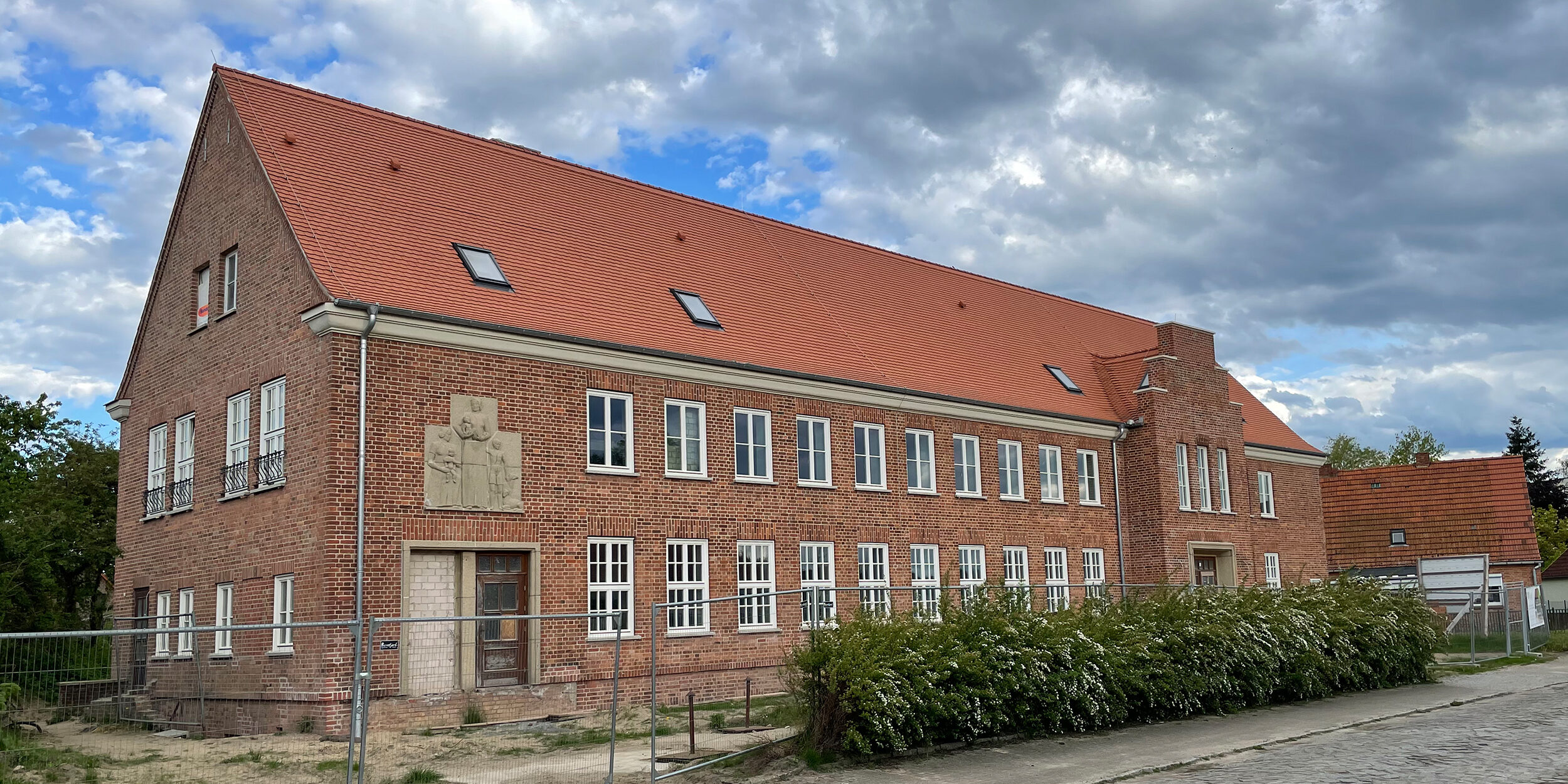 Innendämmung im Denkmal: Wie ein DDR-Ambulatorium KfW-100 erreicht