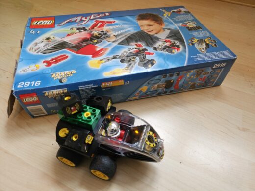 Bereits im Jahr 2000 gab es auf Basis der Lego-Duplo Busteine die Lego-MyBot-Serie vom dänischen Klembausteinspezialisten. Schon damals wurden digitale Funktionen integriert. Foto: Martin Ciupek