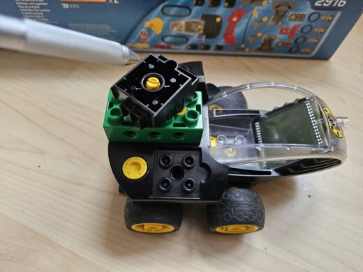 Kleine Stifte in den Bausteinen als Codierung für Funktionen. Beim MyBot-Baukasten waren keine smarten electronischen Tags nötig. Der Microcumputer reagierte auf mechanische Schalter. Foto: Martin Ciupek