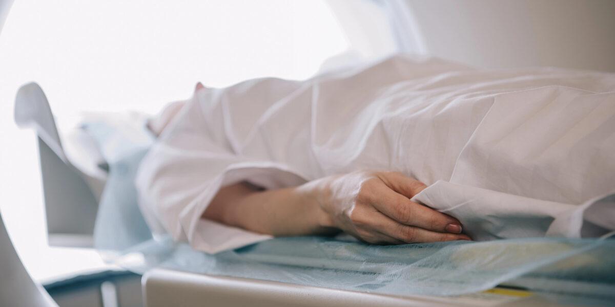 Patientin wird in ein MRT geschoben.