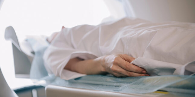 Patientin wird in ein MRT geschoben.