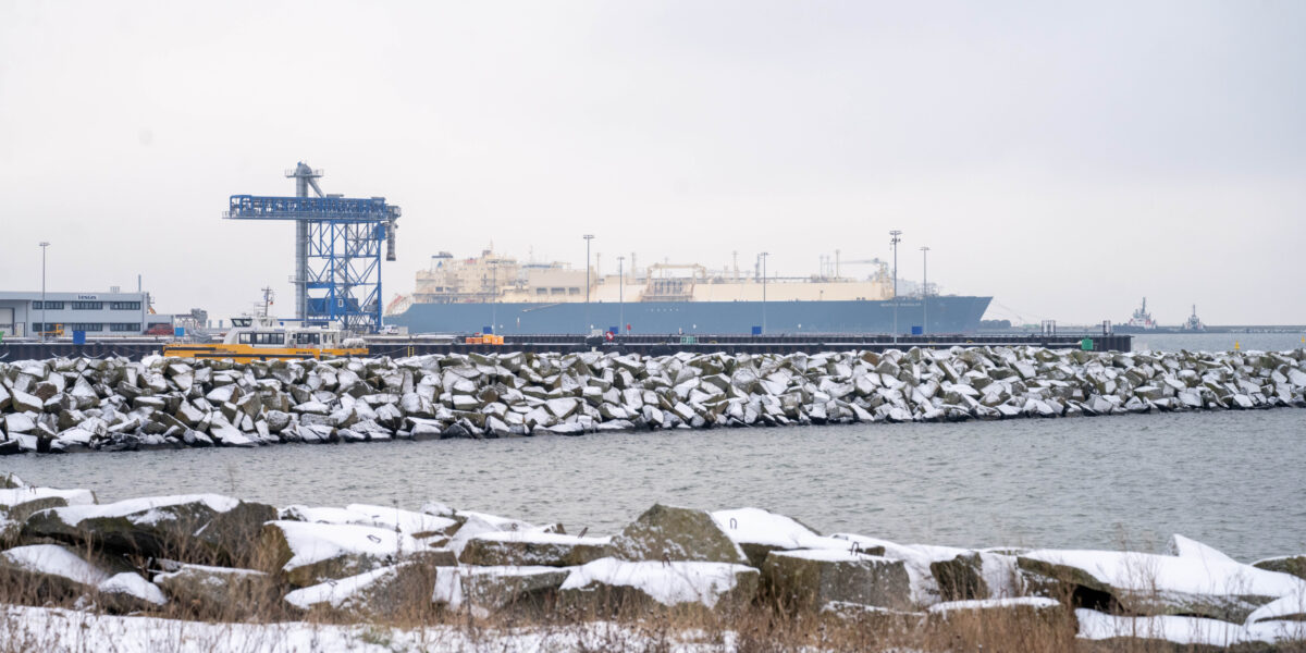 Der LNG-Tanker «Seapeak Magellan» übergibt Flüssigerdgas an das Regasifizierungs-Schiff (Floating Storage and Regasification Unit, FSRU) «Neptune» im Hafen Mukran. Foto: picture alliance/dpa | Stefan Sauer