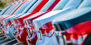 Eine Reihe Autos von der Heckseite gesehen.