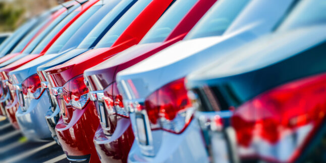 Eine Reihe Autos von der Heckseite gesehen.