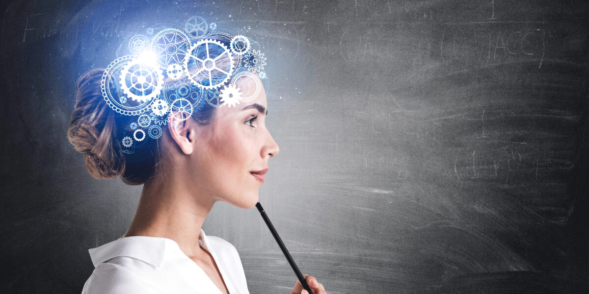 Eine Frau ist im seitlichen Profil zu sehen. Ihre Haare sind zusammengesteckt und über ihrem Kopf leuchten Zahnräder. Sie hält einen Stift an ihr Kinn.