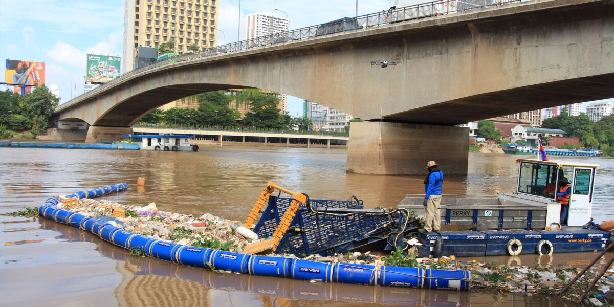 Mit stationären Barrieren und eigenen Sammelbooten entfernen Teams des Aachener Start-ups everwave Plastik aus Flüssen wie hier dem Mekong in der Hauptstadt von Kambodscha. Foto: everwave