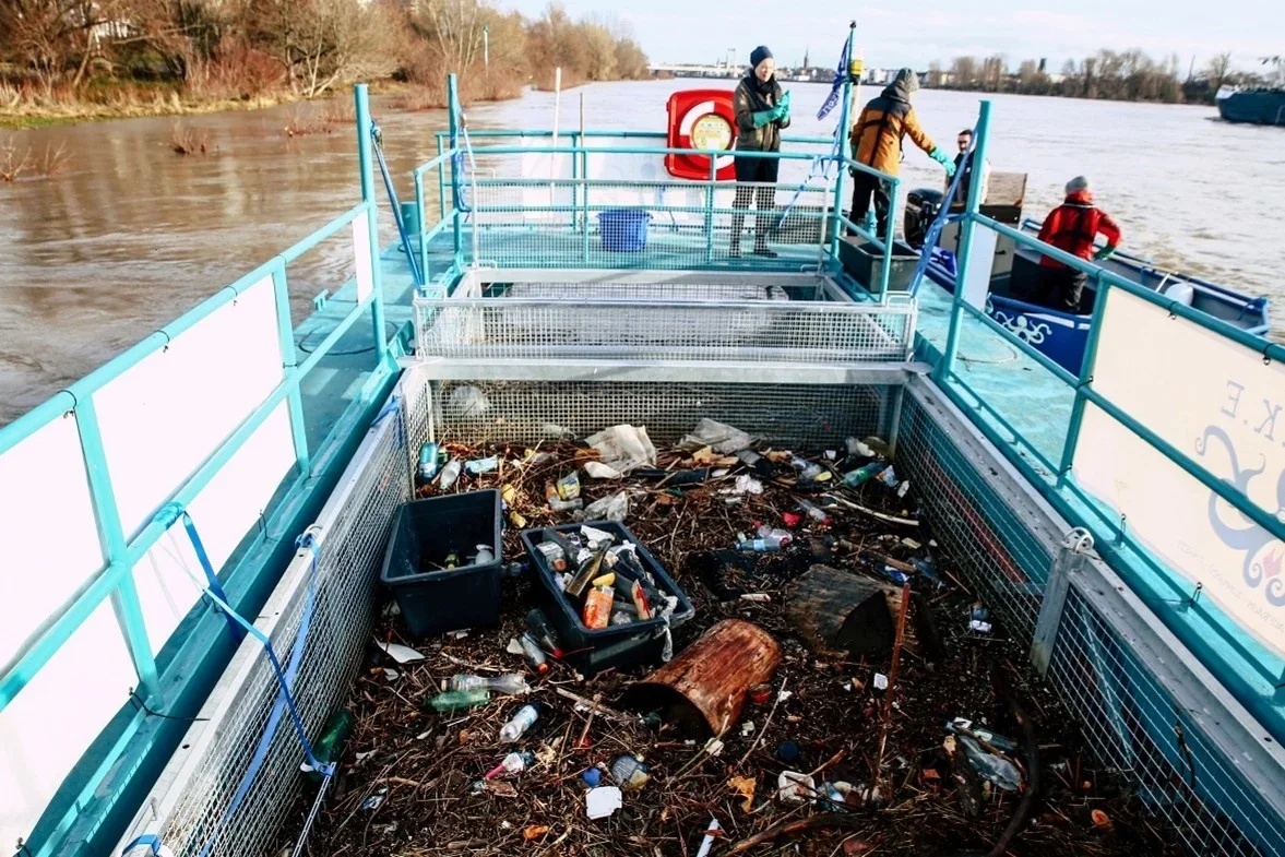 Müll in einem Fangkorb