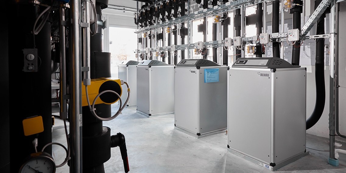 Wärmepumpen können in Verbindung mit Geothermie in höheren Leistungs- und Temperaturklassen auch Fernwärmenetze und Industrieprozesse nachhaltig machen. Foto: Frank Wiedemeier/Fraunhofer IEG
