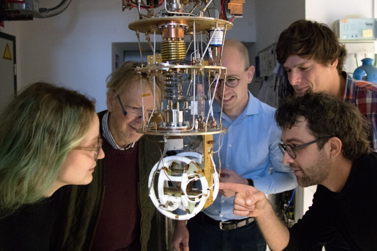 Elena Redchenko, Jörg Schmiedmayer, Oliver Diekmann, Nikolaus de Zordo und Wenzel Kersten (v.l.n.r), beim Mikrowellen-Resonator