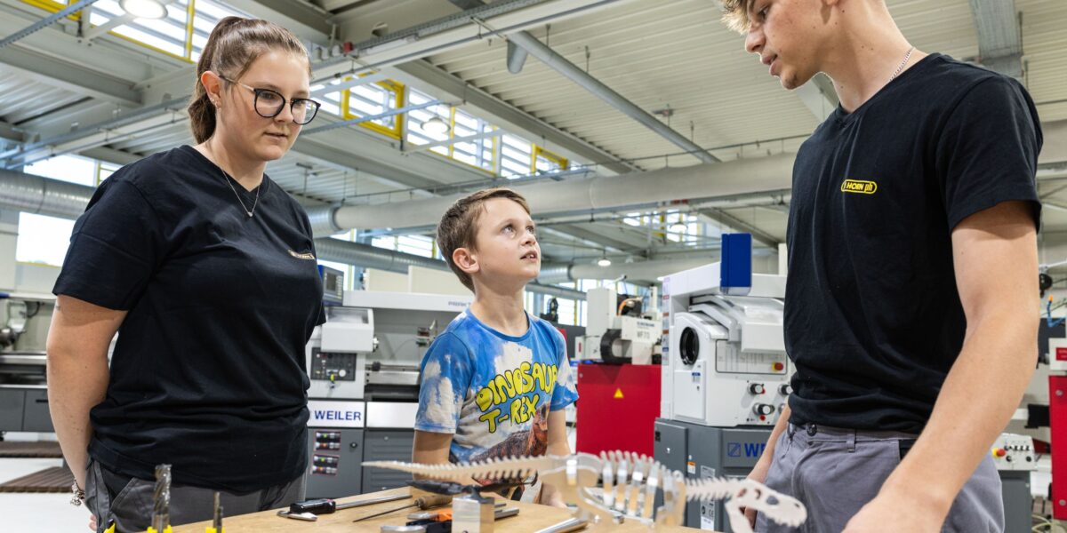 Die Azubis der Paul Horn GmbH stehen den Kindern mit Rat und Tat zur Seite. Foto: Horn/Sauermann

