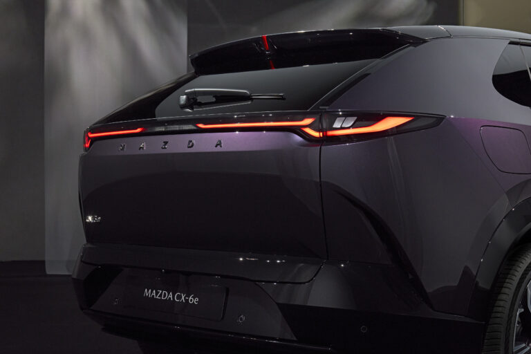 Das Heck des Mazda CX-6e