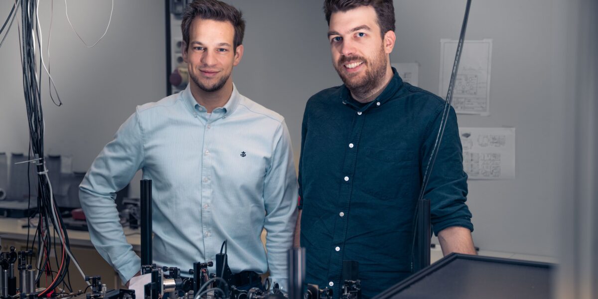 Moritz Gittinger (l.) und Daniel Timmer vor dem Experiment, auf dem die aktuelle Studie beruht. Foto: Universität Oldenburg / Marcus Windus