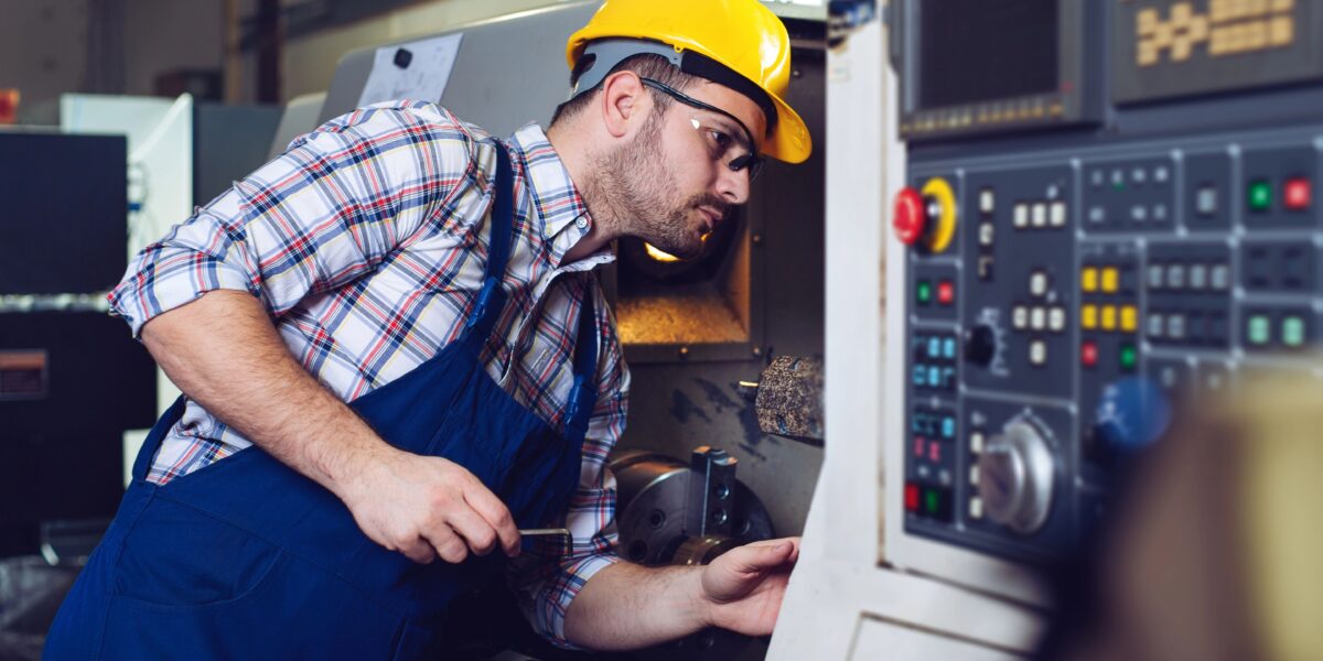 Servicetechniker sollen sich künftig auf die wahren Problemfälle konzentrieren können. Routineaufgaben übernehmen KI-Agenten. Den Maschinenherstellern will das Unternehmen Lytra so zusätzlichen Umsatz bescheren. Foto: smarterpix/zorandim