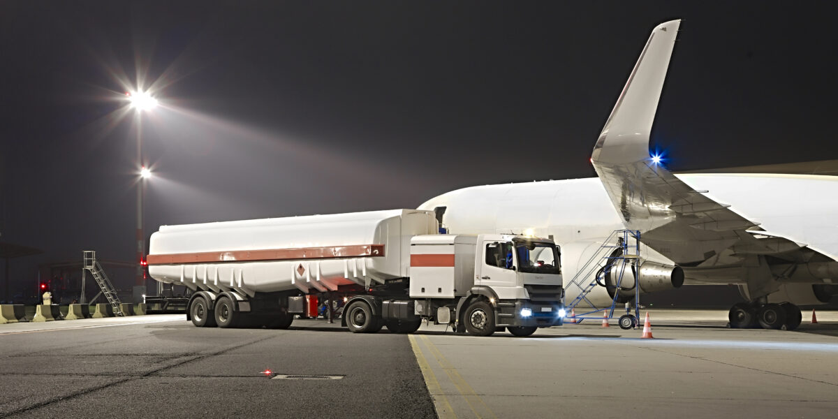 Ein Passagierflugzeug wird am Boden mit Treibstoff versorgt