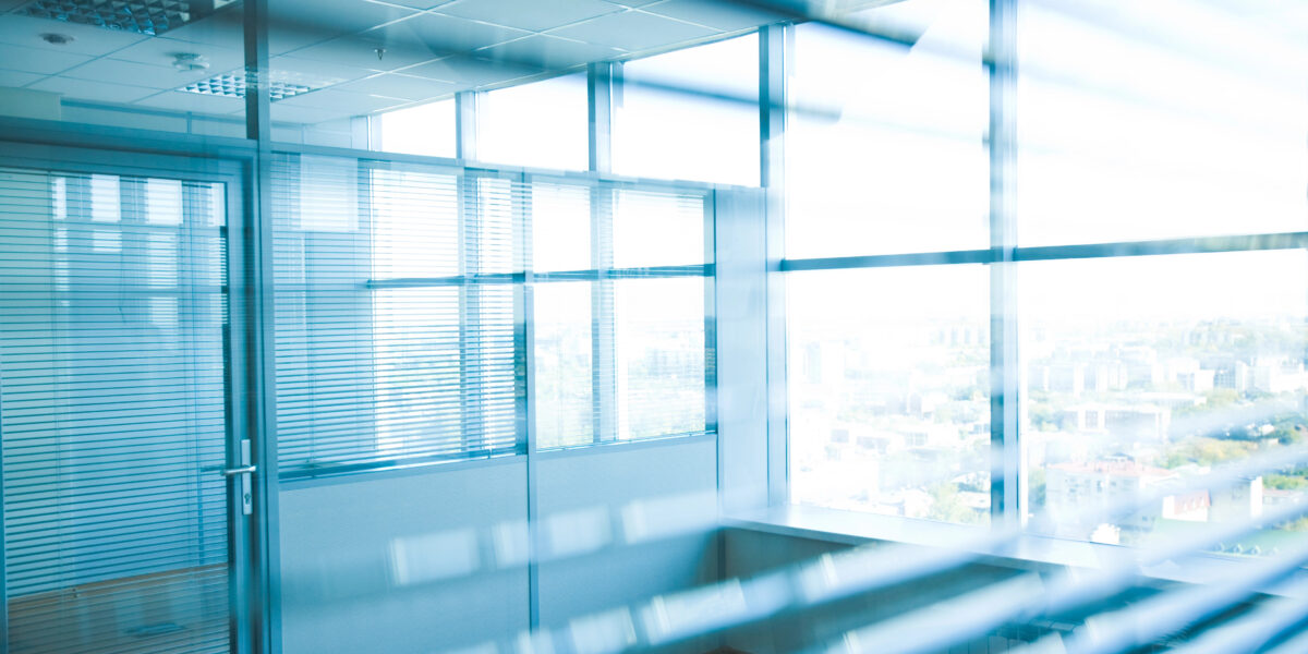 Intelligente Fenster blockieren Sonnenwärme gezielt. Neue Nanomaterialien nutzen Natrium statt Lithium und senken so Kosten und Energieverbrauch. Foto: Smarterpix/pressmaster