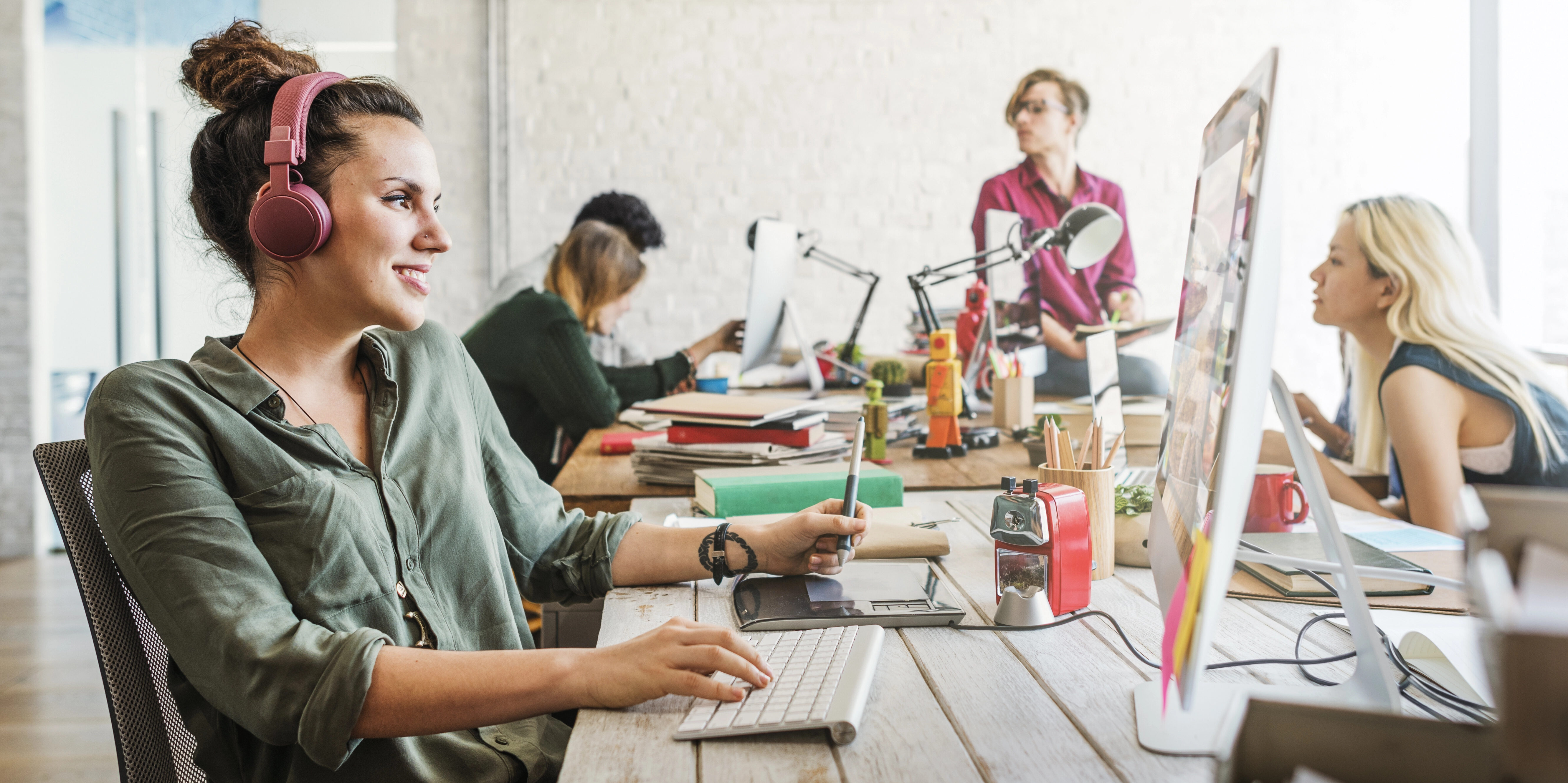 Konzentriert arbeiten im offenen Büro: Lärmschutz und Kopfhörer richtig nutzen