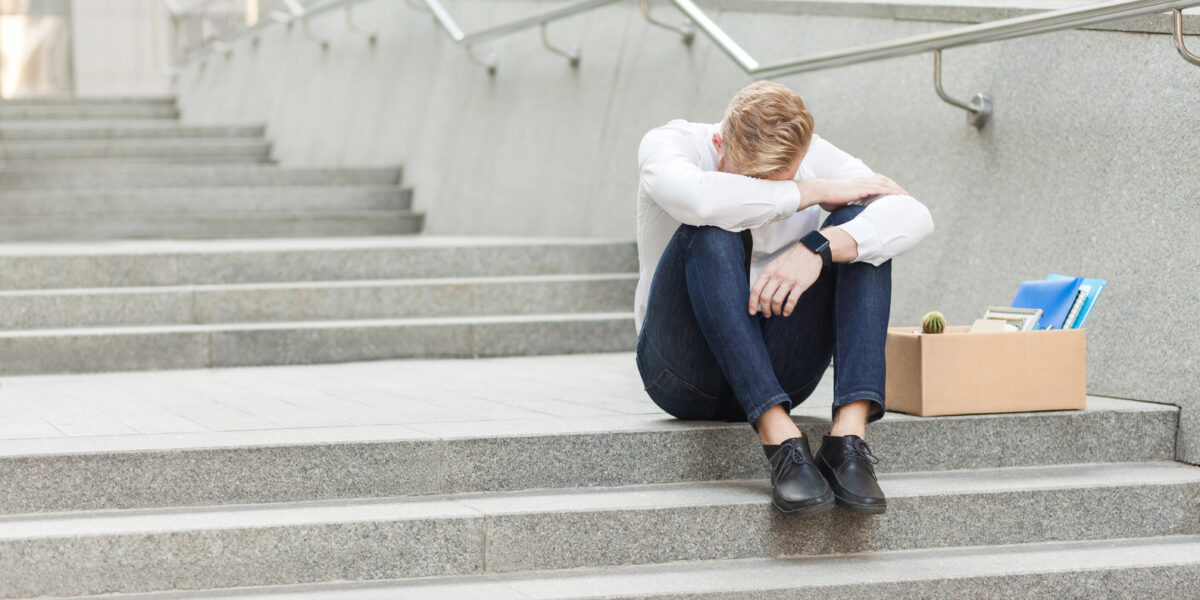 trauriger Mann nach Kündigung