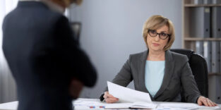 Frau überreicht Kündigungsschreiben