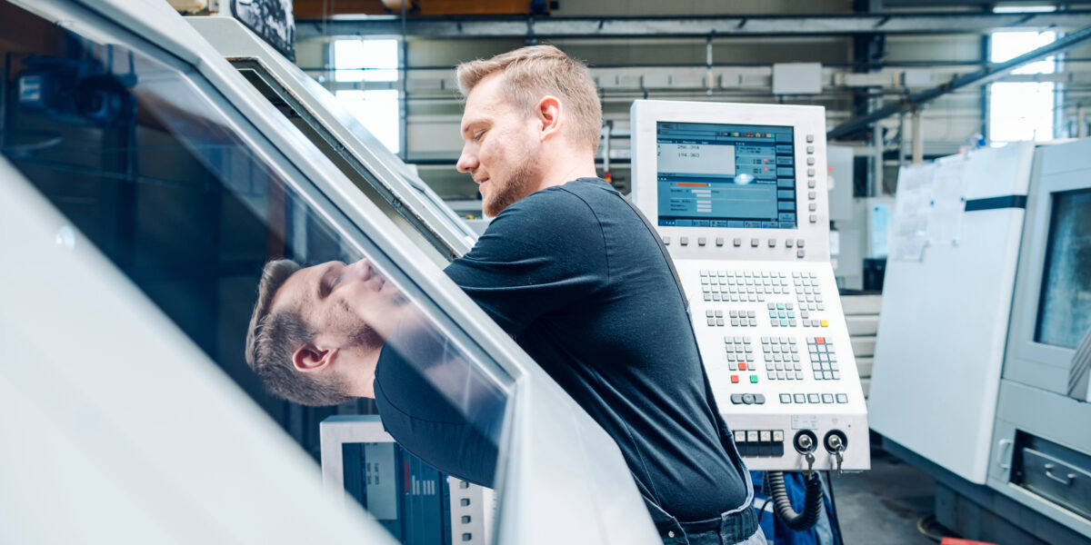 Ein Maschinenbauer bei der Arbeit