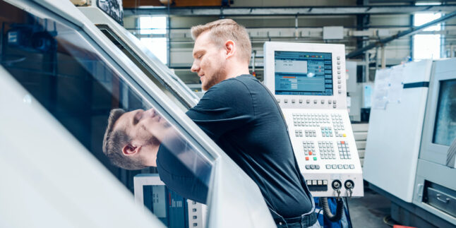 Ein Maschinenbauer bei der Arbeit