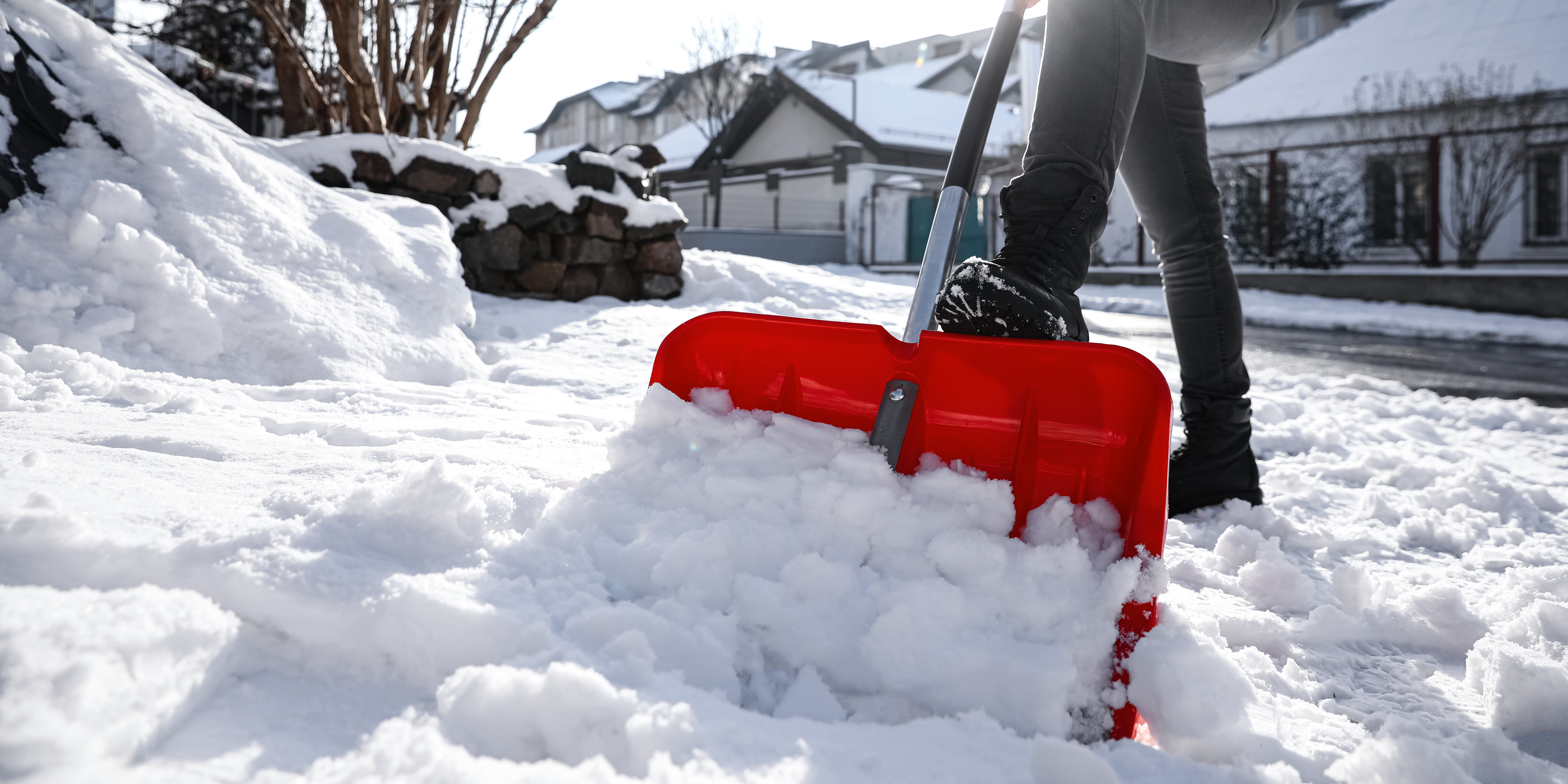 Nie wieder Schnee schippen: Lohnt sich eine Freiflächenheizung?
