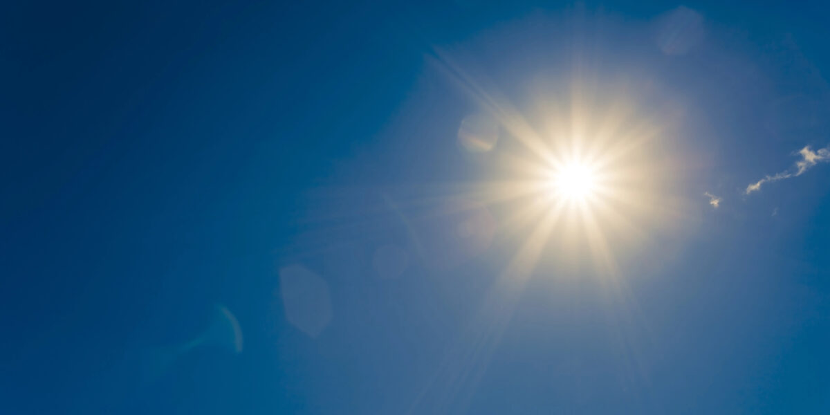 Eine Forscherin der Universität Siegen untersucht, wie Atome „Sonnenstrahlen einfangen“ können. Foto: Smarterpix/ImageSupply
