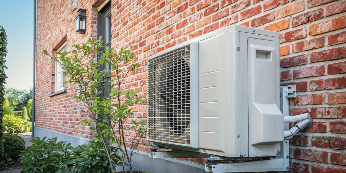 Symbolbild Wärmepumpe: Einer Studie zufolge erreicht Deutschland das Klimaziel 2025. Erneuerbare liefern, aber Gebäude und Verkehr bremsen, auch weil die Wärmepumpeninstallationen schwächeln. Foto: Smarterpix / NANCYPAUWELSPHOTO