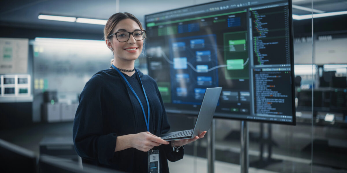Eine Frau arbeitet mit KI am Laptop.