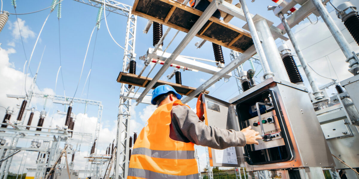 Vor allem im Stromsektor gibt es einen großen Bedarf an neuen Fachkräften. Foto: Smarterpix/Andrew_shots