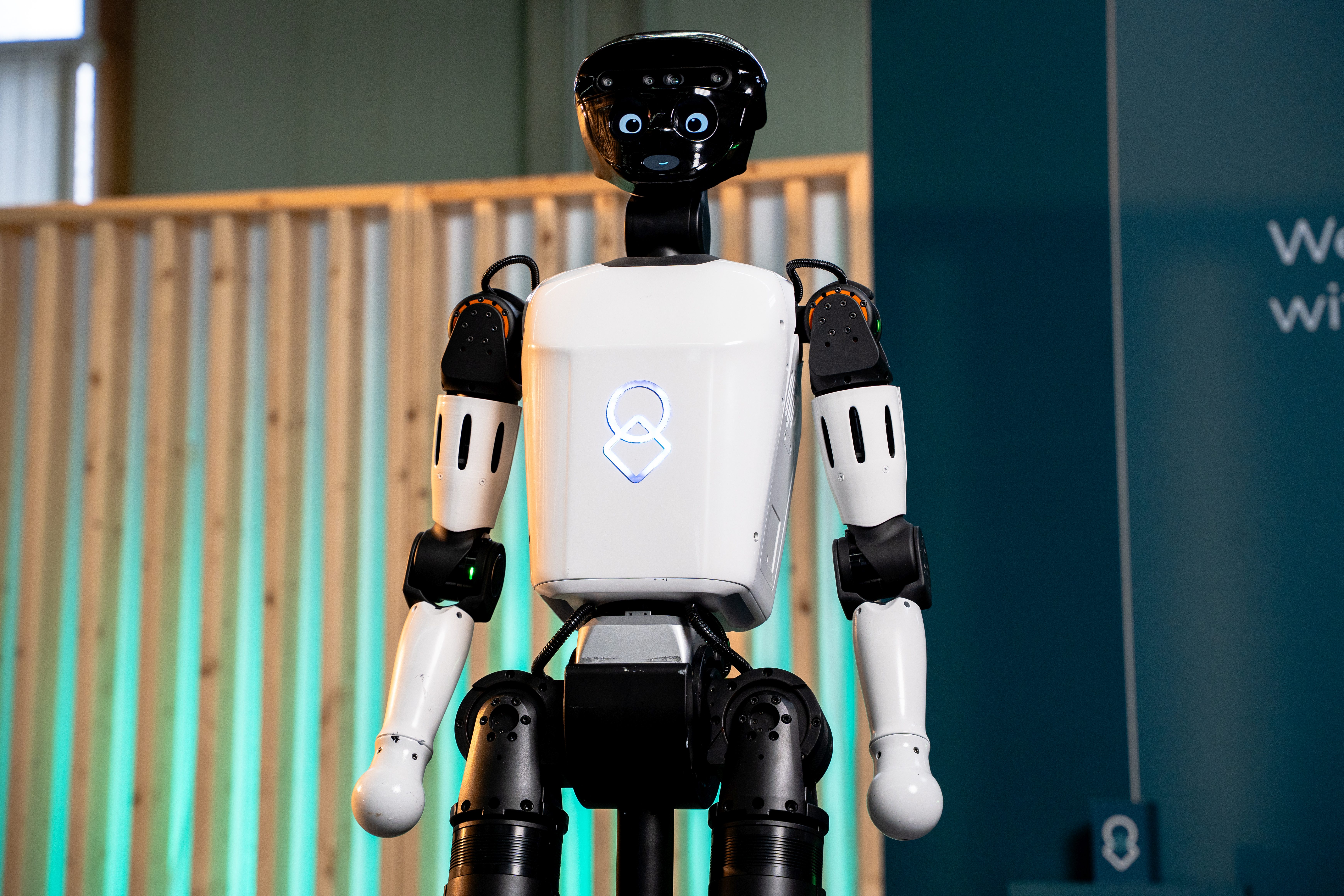 Noch hat der Roboter „uMe“ keine Hände. Die sollen aber folgen. Aus guten Gründen wird es laut Hersteller aber keine Fünf-Finger-Hände geben. Foto: United Robotics Group