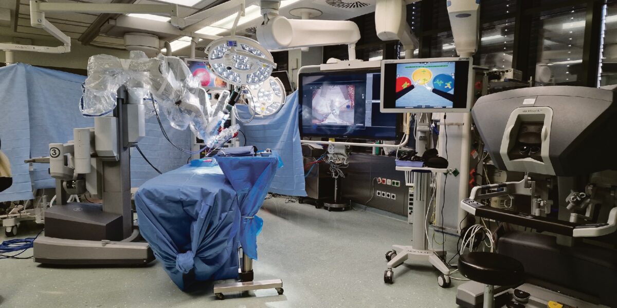 Blick in den OP-Saal mit dem OP-Roboter da Vinci, rechts eine von zwei Steuerkonsolen. Foto: Rainer Bücken