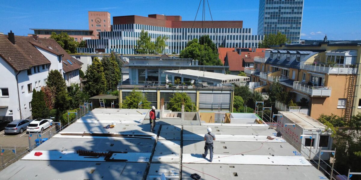Bei der viergeschossigen Wohnanlage wurden die tragenden Wände aus massiven Brettsperrholzelementen mit Beton-Fertigteildecken und komplett ausgestatteten Badmodulen kombiniert.