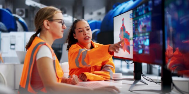 zwei Frauen lernen am Bildschirm.