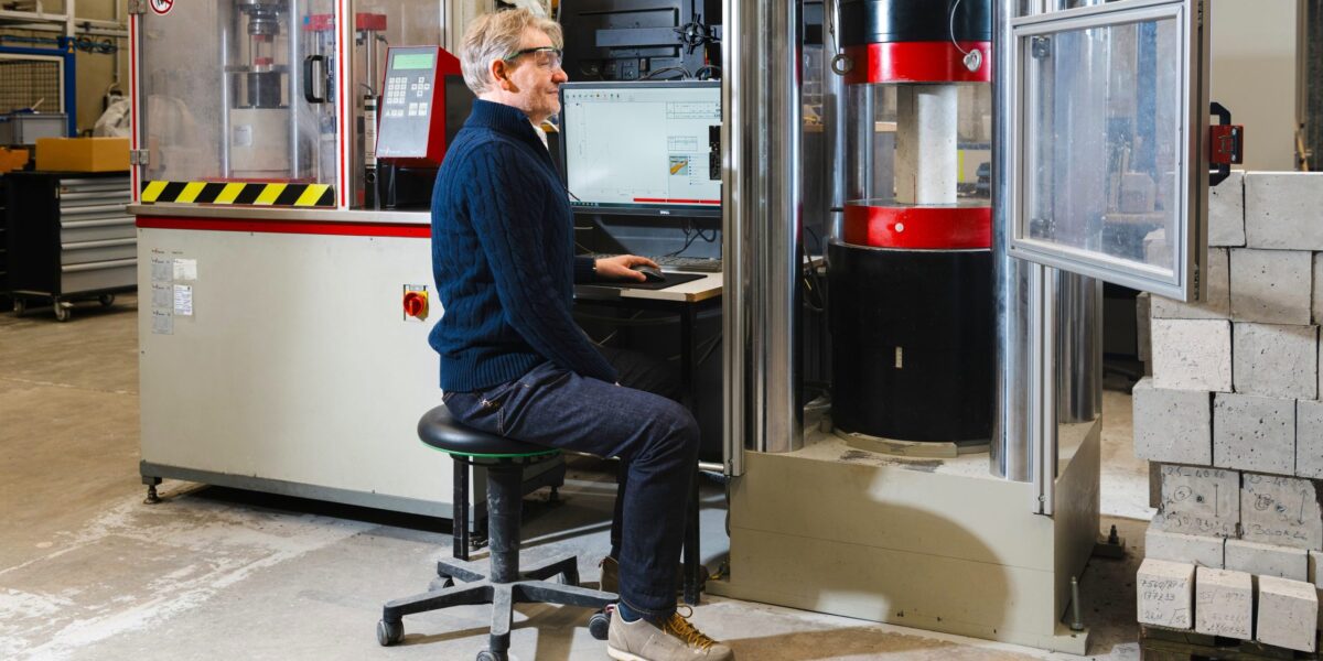 Forschende des KIT prüfen den klimafreundlichen Beton C-SINK hinsichtlich seiner Tragfähigkeit, Dauerhaftigkeit und Sicherheit