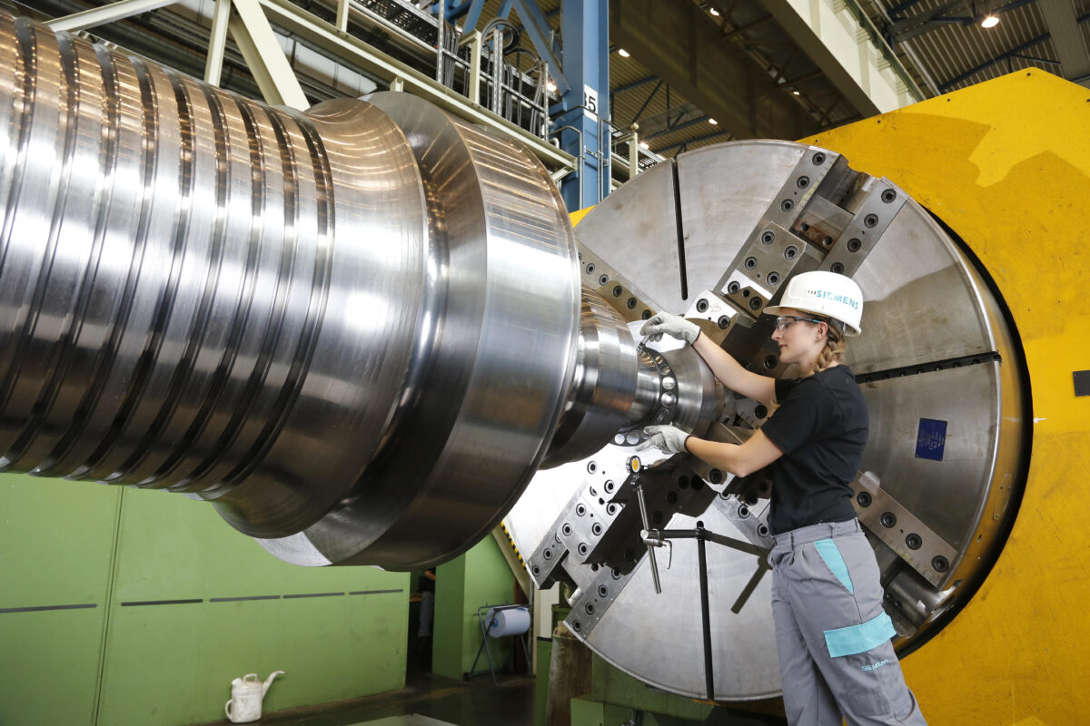 Eine Jungingenieurin bei der Turbinenfertigung. Siemens Energy setzt in Deutschland auf das duale Studium - und will ein ähnliches Modell in die USA exportieren.