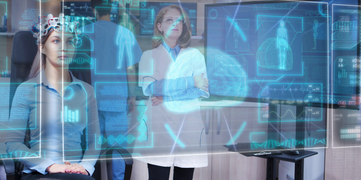 Eine Wissenschaftlerin betrachtet die virtuelle Hologrammschnittstelle vor ihren Augen und ändert die HUD-Anzeigen darauf mit einer virtuellen Wischbewegung.