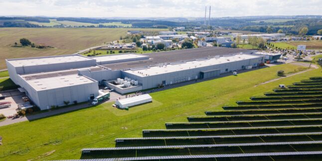 Batteriegroßspeicher von JT Energy Systems. Der Ausbau boomt, der Betrieb ist jedoch komplex. Das ist das Ergebnis der BESS-Umfrage 2026. Foto: picture alliance/dpa | Sebastian Kahner