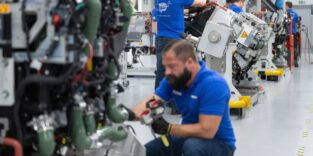 Mitarbeiter der Robert Bosch GmbH montieren in der Fertigung Brennstoffzellen-Antriebssysteme für die Stromerzeugung aus Wasserstoff in Fahrzeugen. Das sogenannte Fuel-Cell-Power-Module (FCPM) wird vor allem in Nutzfahrzeugen, und dort in der Langstrecken-Anwendung, eingesetzt. Das FCPM besteht aus einem oder zwei Brennstoffzellenstacks und anderen Komponenten, die zum Betrieb der Stacks benötigt werden.