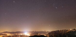 Der Sternenhimmel ist am Abend über dem Ostallgäu mit den Alpen zu sehen, links am Himmel der Planet Mars. Am heutigen Abend waren sechs Planten zeitgleich am Abendhimmel zu sehen.