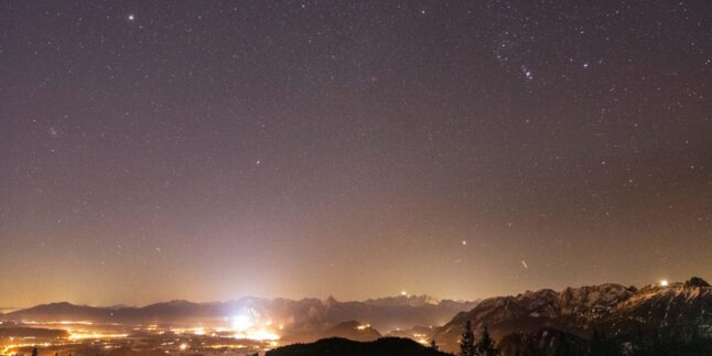 Der Sternenhimmel ist am Abend über dem Ostallgäu mit den Alpen zu sehen, links am Himmel der Planet Mars. Am heutigen Abend waren sechs Planten zeitgleich am Abendhimmel zu sehen.