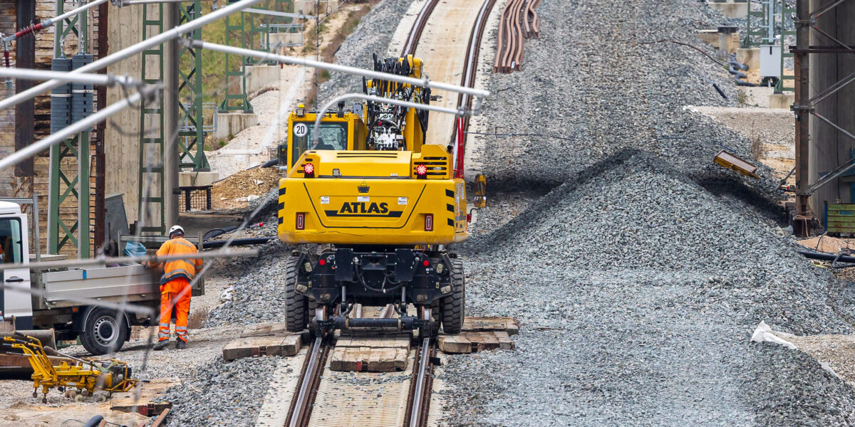 Zweiwegebagger von Atlas bei Gleisarbeiten